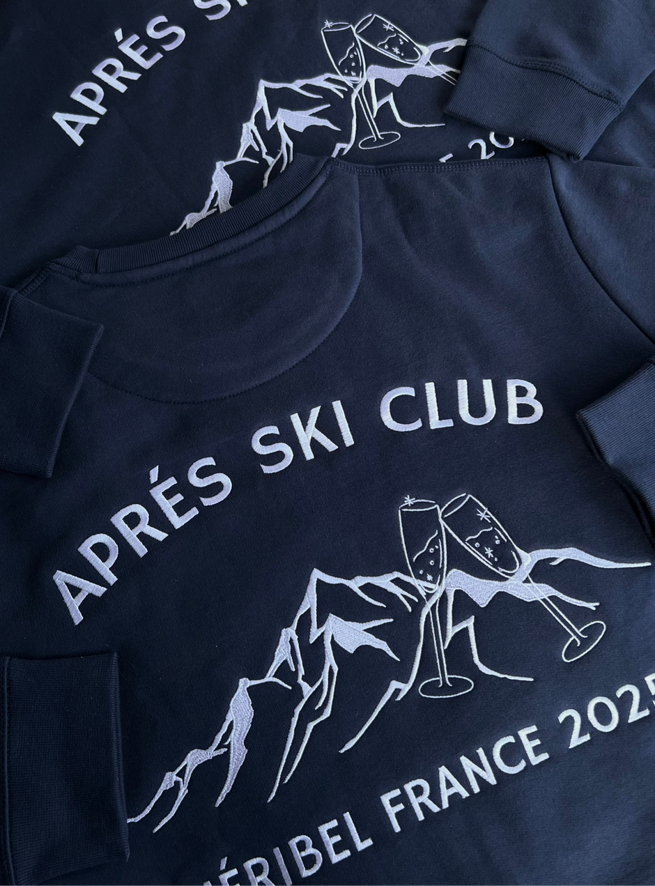 Navy blue sweatshirt with white 'Après Ski Club' embroidery